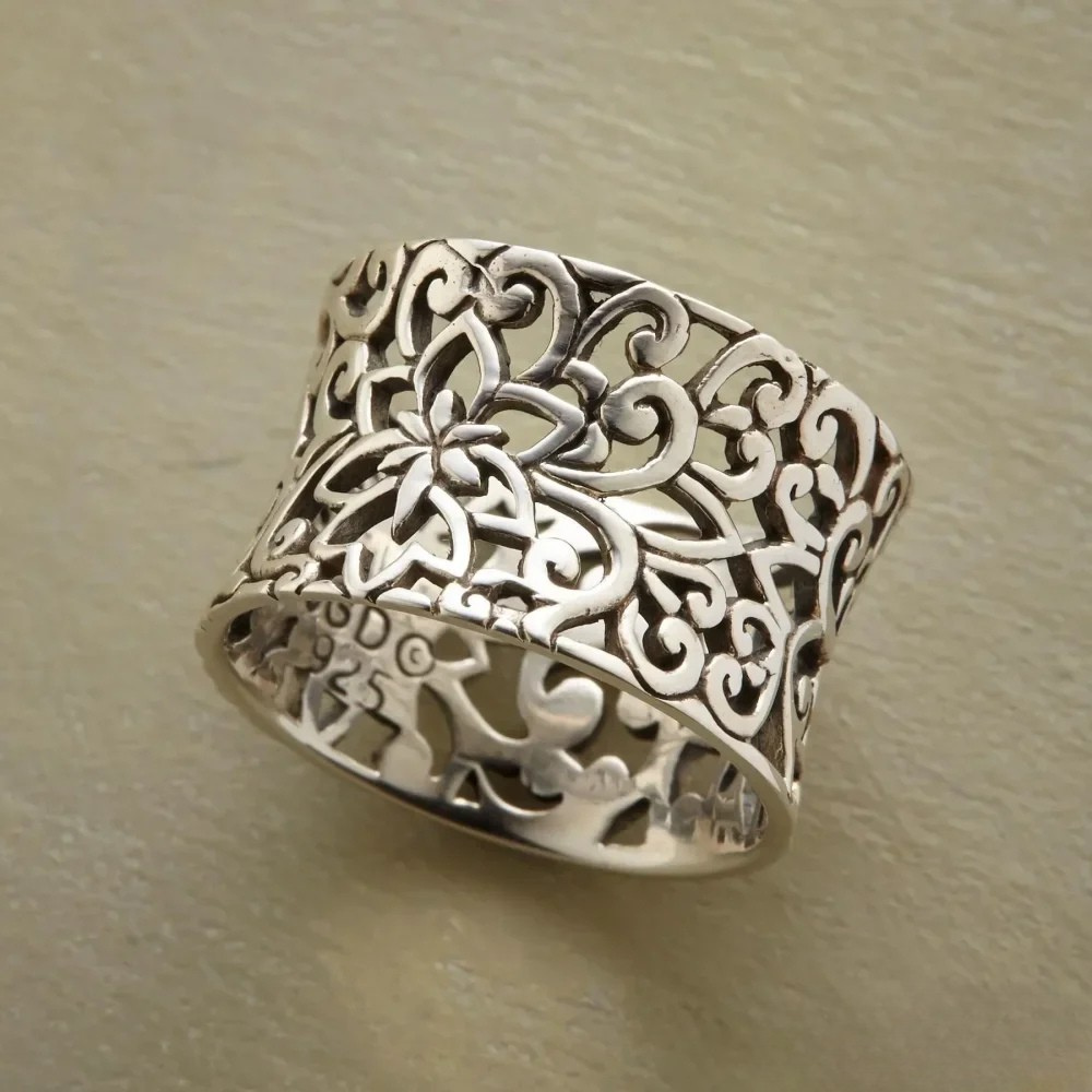 Victoria | Antique Hollow Ring