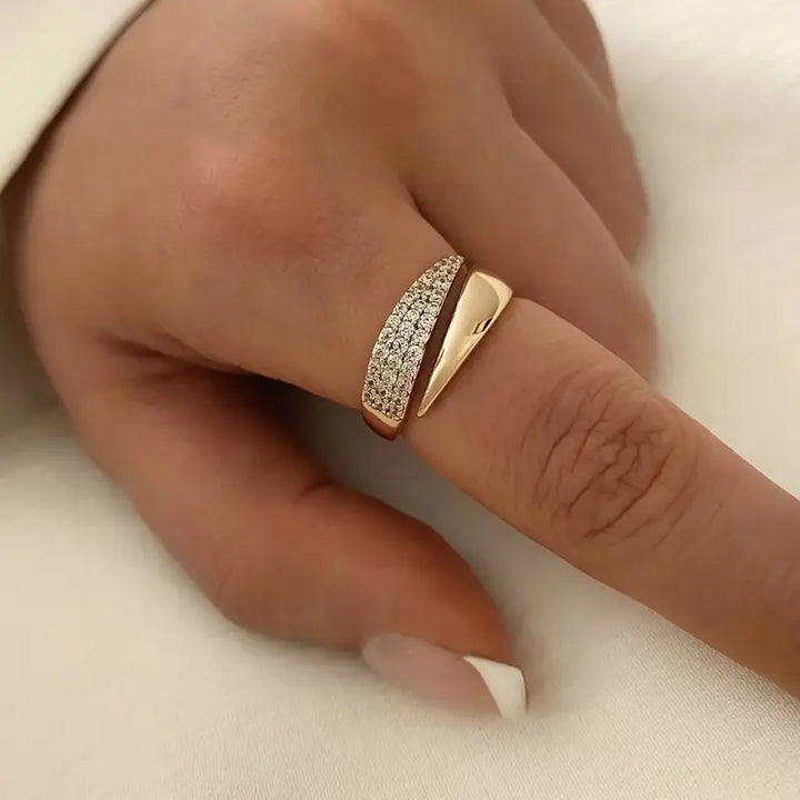 Victoria | Elegant Gold Ring with Sparkling Stones