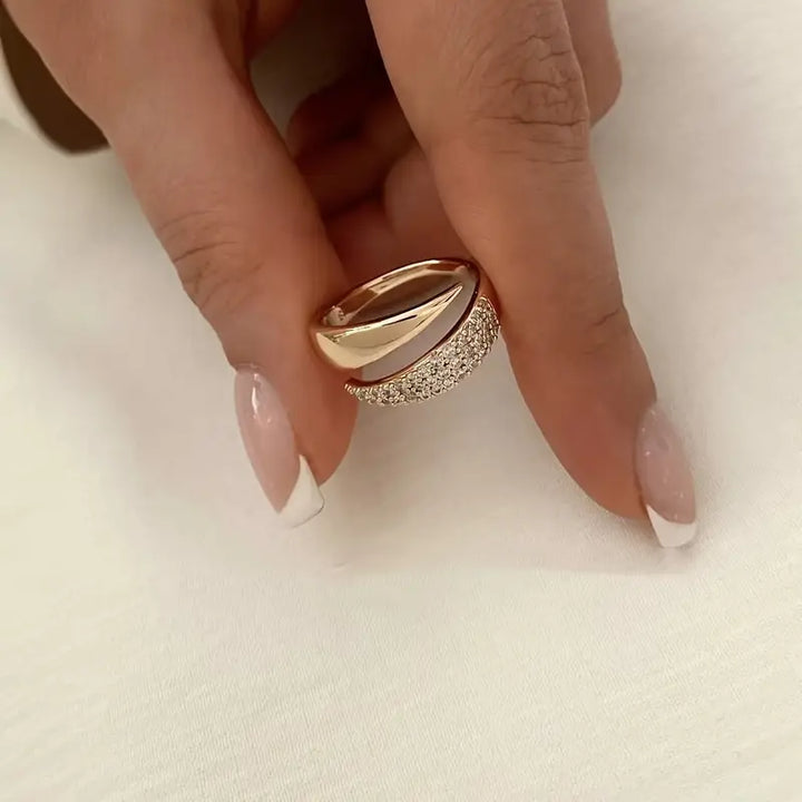 Victoria | Elegant Gold Ring with Sparkling Stones