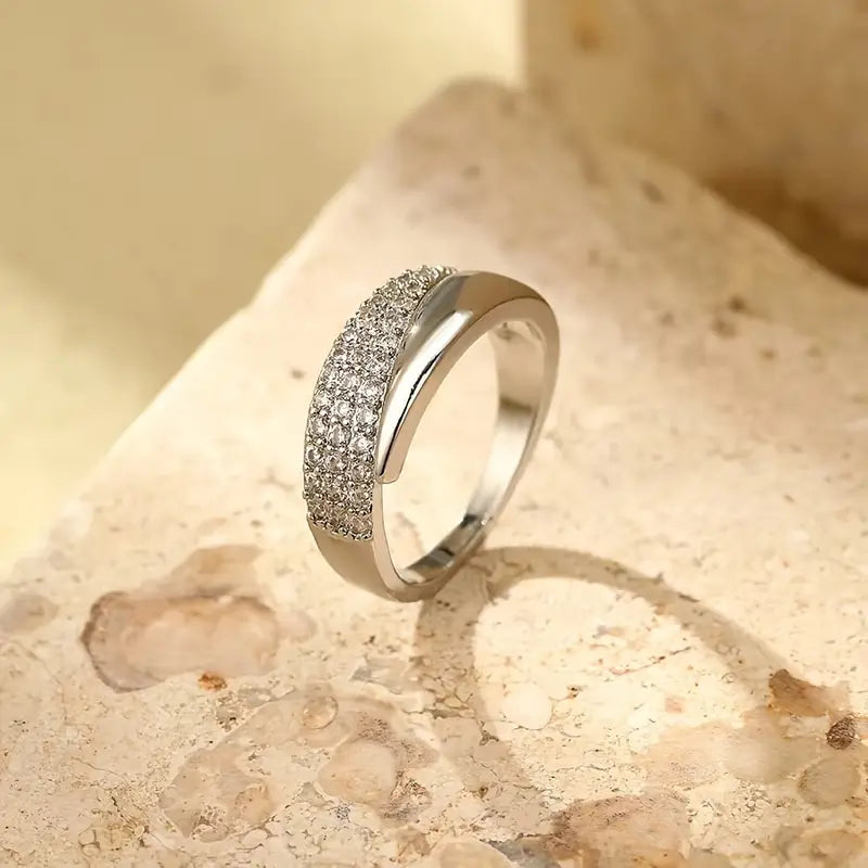 Victoria | Elegant Gold Ring with Sparkling Stones